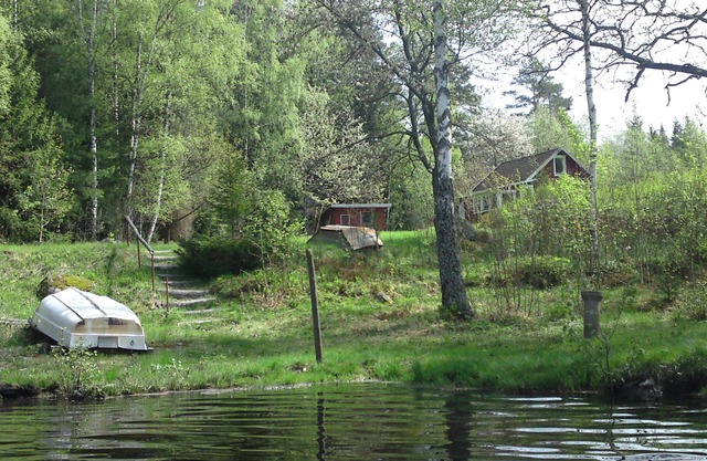 Holiday home right on the lake with a large lake property