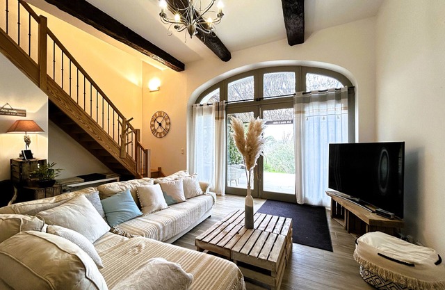 Holiday Home 'Villa Des Vignes Et Spa' with Private Terrace, Wi-Fi and Air Conditioning