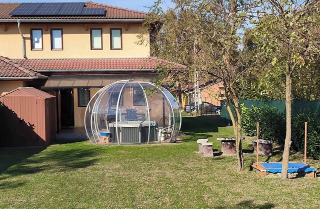 Holiday home with infrared sauna and jacuzzi