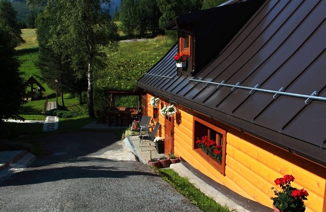Holiday House Daniela - skiing, tourism, termal pools, Treetop walk.