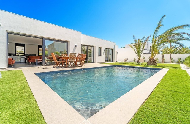 Holiday house Empuriabrava for 1 - 8 persons with 3 bedrooms - Holiday home