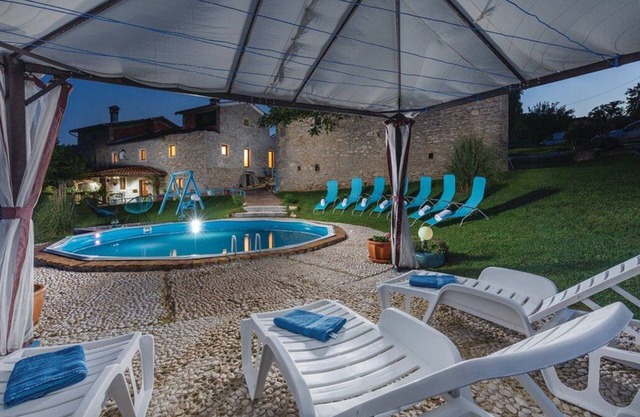 Holiday House in Klesari, private pool, garden, playground, best for families