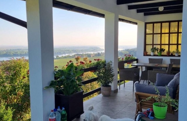 Holiday House in Smederevo With City, Garden, and River Views