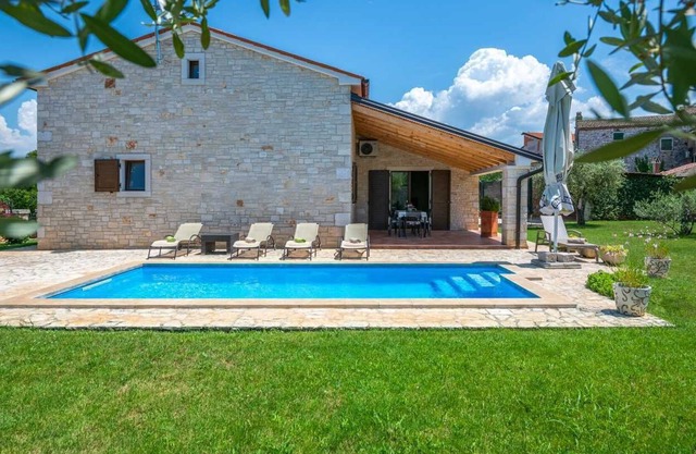 Holiday house with 3 bedrooms, open outdoor kitchen and swimming pool
