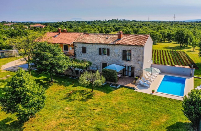 Holiday house with private pool in village Bulići