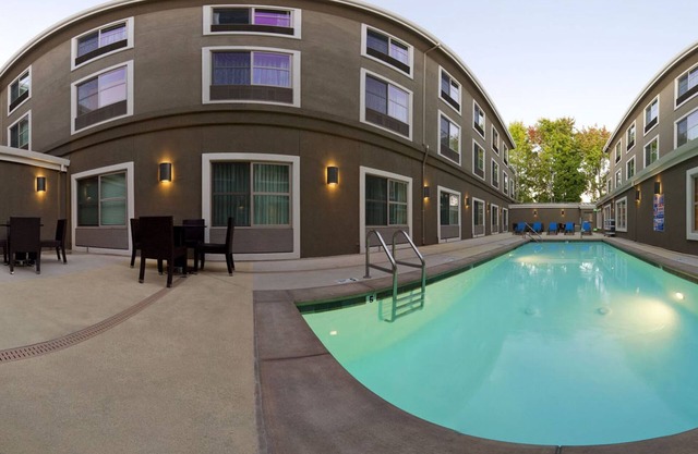 Holiday Inn Express Hotel & Suites Santa Cruz by IHG