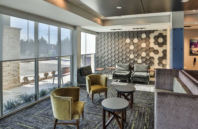 Holiday Inn Express & Suites Nashville Metrocenter Downtown by IHG