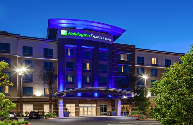 Holiday Inn Express & Suites Anaheim Resort Area by IHG