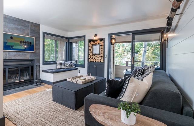 Holiday Stays Available! Contemporary Condo Elkhorn Golf Course with West-Facing Views