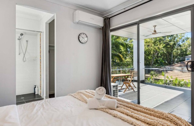HolidayParadise 4BR Pool/BBQ/Parking nearMall/Park