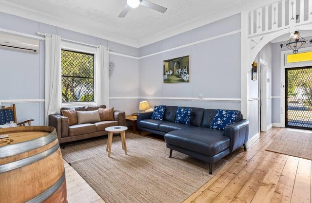 HOLIDAYS ON LOVE STREET/HUNTER VALLEY