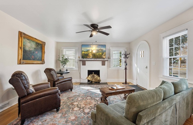 Holly Hill. 3-bedroom home in Historic Gastonia private yard 20min to Airport