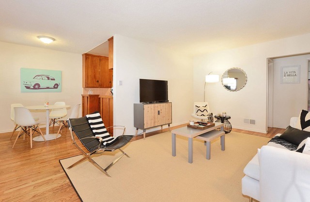 Hollywood Hills Beachwood Drive Relaxing Experience + Hollywood Sign Views