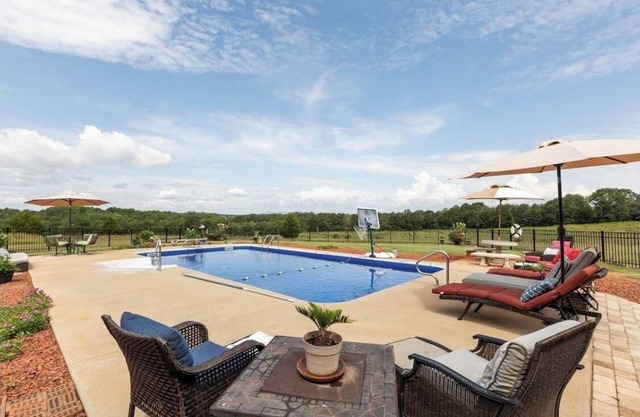Holy Cow Farms a large modern Farm House.11 miles from Tryon TIEC. Pool & HotTub