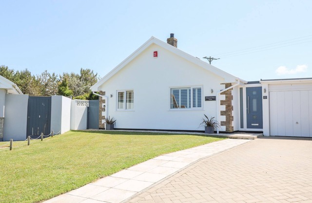 HOLYWELL BAY VIEW, pet friendly, with a garden in Holywell Bay