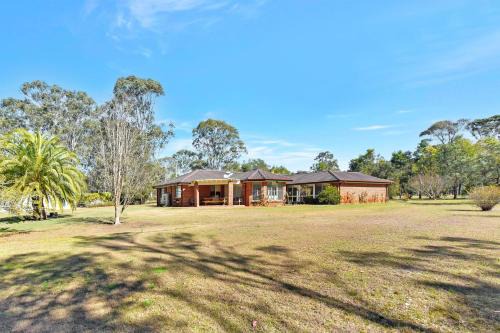 Home Among the Gum Trees - Lovedale. Central to wineries and wedding venues