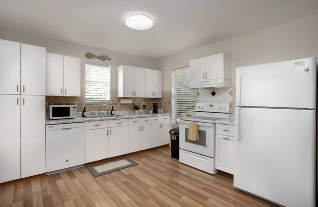 Home Away From Home, Cozy Bungalow with Speakeasy