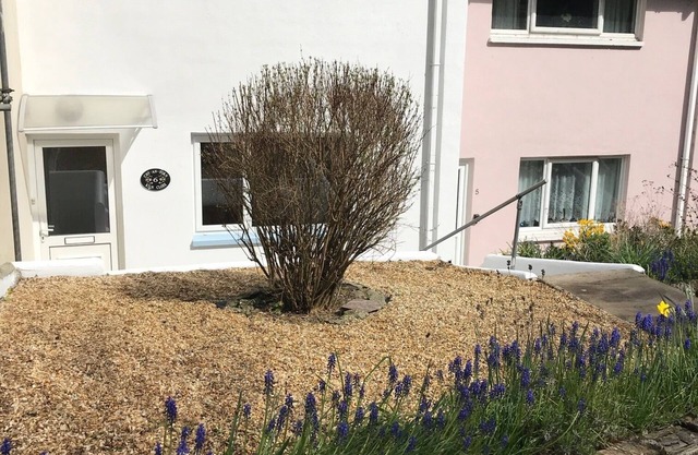 'Home from Home' in this fully equipped Cottage - 5 mins walk to Cawsand beach!