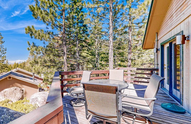 Home minutes to lodge & lifts with private hot tub & fireplace, sleeps 8