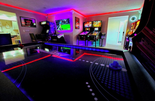 Home w/Private Cedar Hot Tub Room Arcade Pinball near The Greene Fraze Pavilion