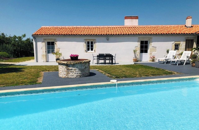 Home with swimming pool, La Rochelle and the Marais Poitevin, for 2 to 5 people.