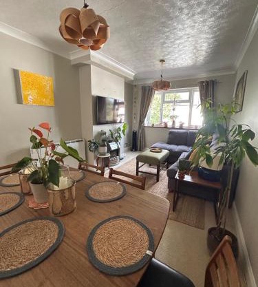 Homely 2 Bed Apartment in Walton - Sleeps 3 and Free parking