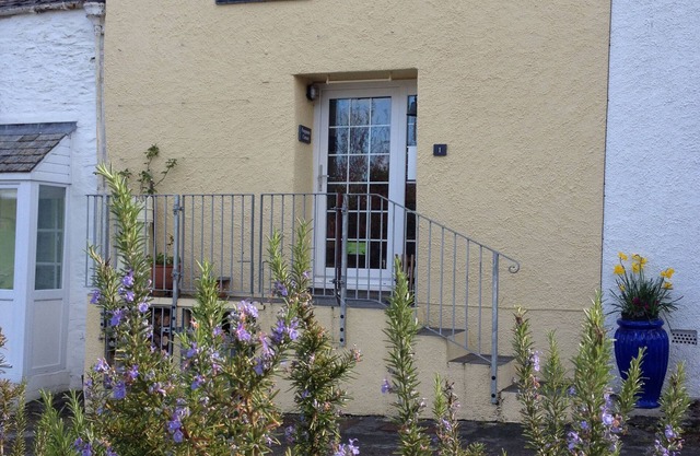 Homely Cottage with Valley Views, Dog Friendly, Parking, Garden and Wifi