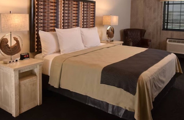 Homely Urban Lodge w/Indoor/Outdoor Pool Bliss! Rustic Spacious Rooms