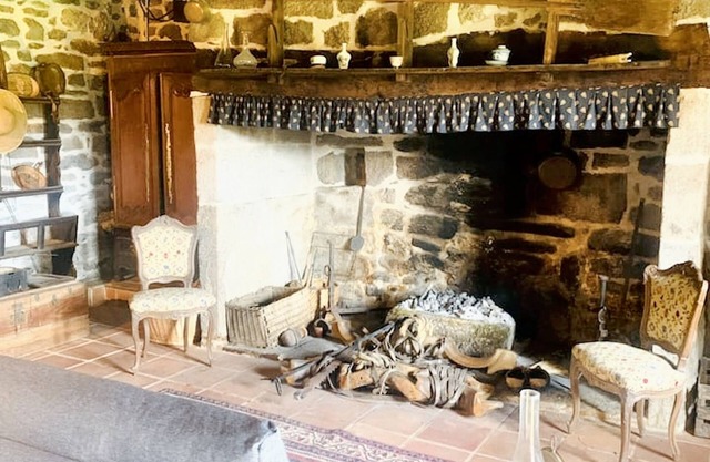 Homerez - Charming granite house in Chaumeil with private garden.