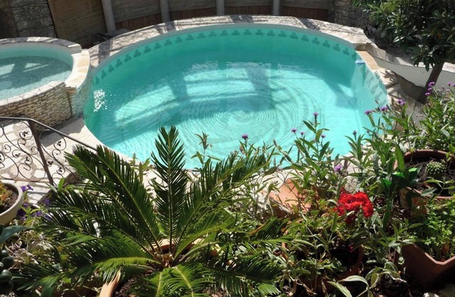 Homerez - Elegant Villa with Private Pool in Lussan