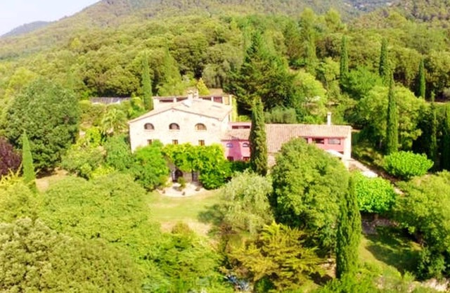 Homerez - Mansion for 19 ppl. with swimming-pool and terrace at Sales de Llierca