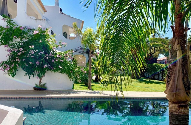 Homerez - Nice apartment for 4 ppl. with shared pool and sea view at Carvoeiro