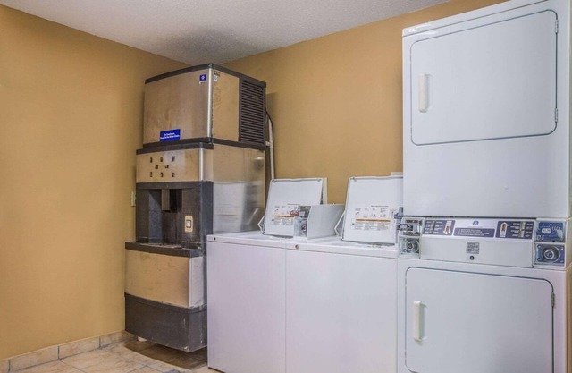 HomeTown Inn & Suites