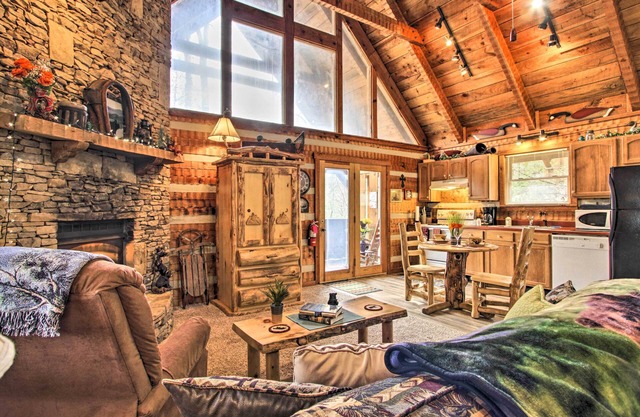 Honey Bear Pause: Rural Escape w/Porch & Hot Tub!