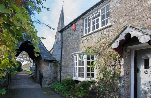 HONEYSUCKLE COTTAGE, pet friendly, with open fire in St Minver