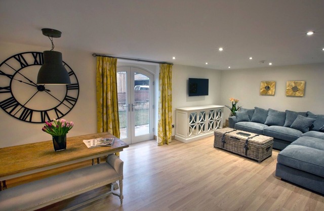 Honeysuckle - Stunning Barn Conversion With Access to Heated Indoor Pool