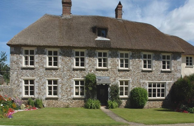 HORNSHAYNE FARMHOUSE, pet friendly, with a garden in Farway