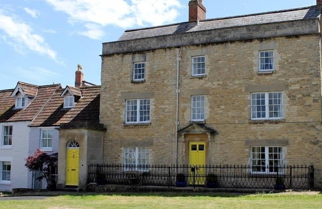 HORSEBROOK HOUSE APARTMENT, pet friendly, with open fire in Calne