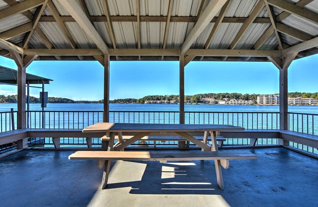 Hot Springs Condo on Lake Hamilton w/Balcony!