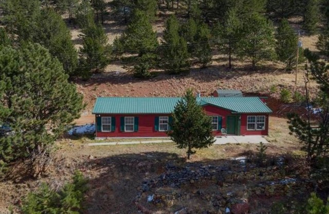 Hot tub 3miles from Cripple Creek Secluded pet friendly