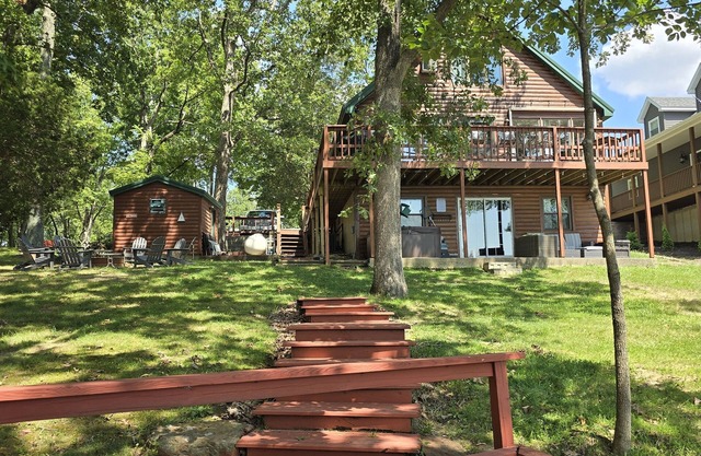 Hot Tub | 4 Kayaks | Great Swimming | Sleeps 10