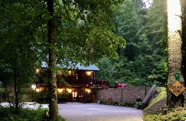 Hot Tub and Beautiful Deck, Sky Valley Amenities, Sleeps 5