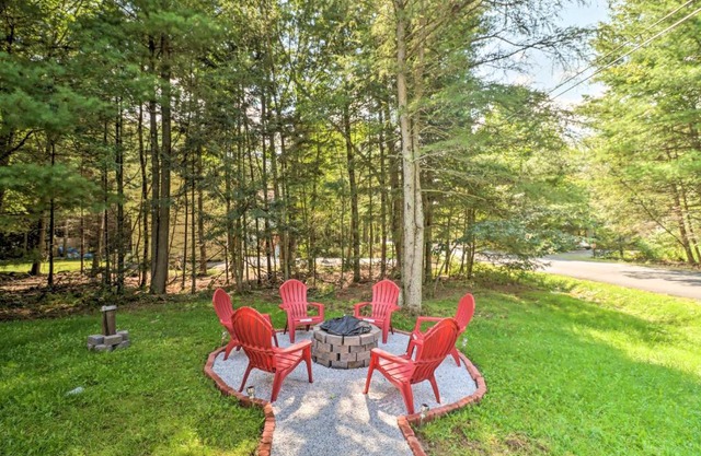 Hot Tub and Deck Gorgeous Retreat in Pocono Summit!