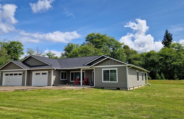Hot tub, bar, game room, creek in Forks.relax in style!