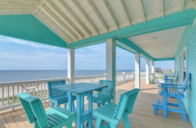 Hot Tub + Bay Views: Beachfront Gilchrist Retreat