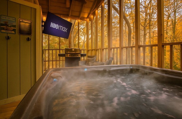 Hot Tub Cabin Outdoor TV 6 Mi from Helen
