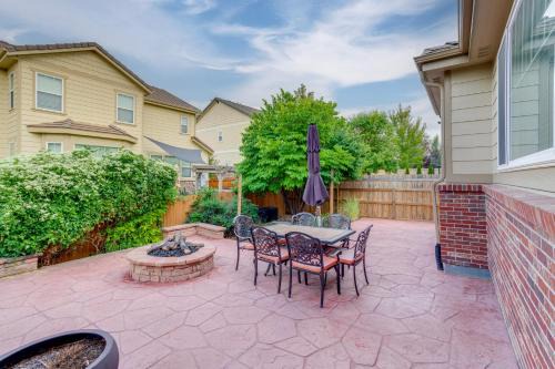 Hot Tub, Home Gym, Game Room Spacious Aurora Home