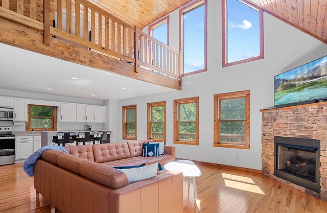 Hot tub, Mountain views, Game room! Updated and dog-friendly!