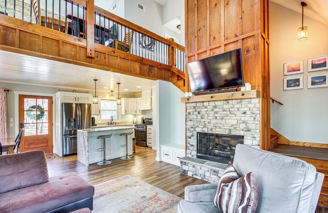 Hot Tub & Movie Room: Updated Cabin in Ellijay!