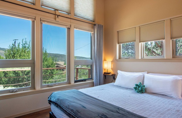 Hot Tub, Pool, King Bed, Views, Easy Access to Sedona! @ Stargazer Cottage!